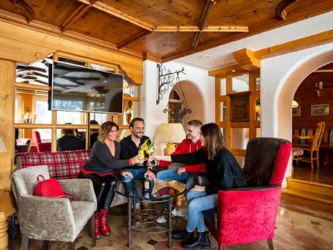 Die Zeit gemütlich in der Kaminlobby verbringen Die Zeit gemütlich in der Kaminlobby verbringen