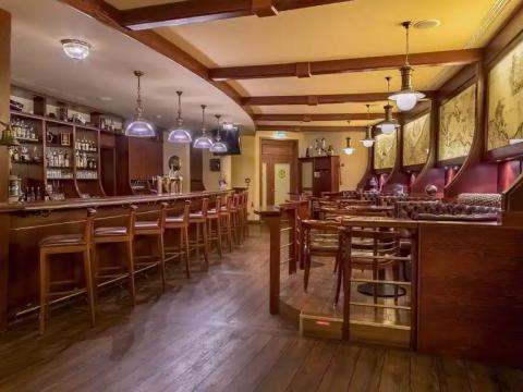 Captains Lounge - im Ambiente eines alten Segelschiffs