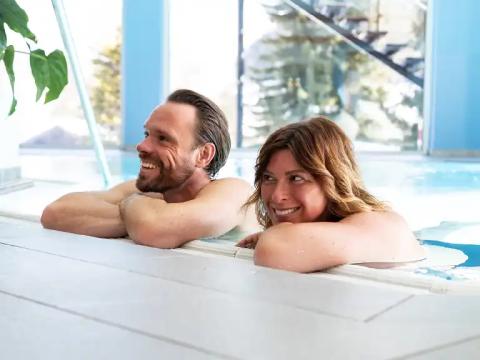 Das warme Wasser im Pool nach einem Tag im Schnee genießen Das warme Wasser im Pool nach einem Tag im Schnee genießen