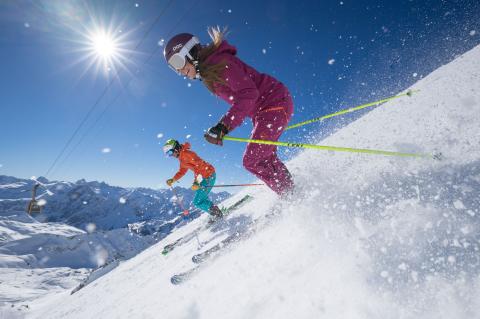Skiers on the sun-drenched summit run on the Nebelhorn near Oberstdorf in the Allgäu Alps.