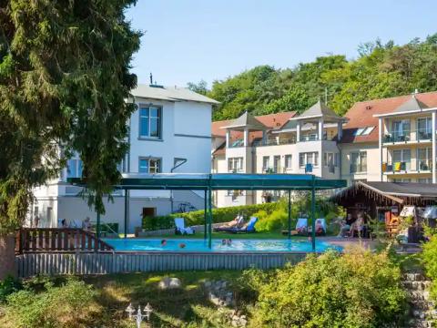 Gartenanlage mit überdachtem Außenpool