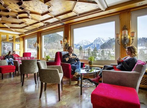 Alpenhotel Oberstdorf: Kamin-Lobby - Willkommen im Alpenhotel Kamin-Lobby - Willkommen im Alpenhotel